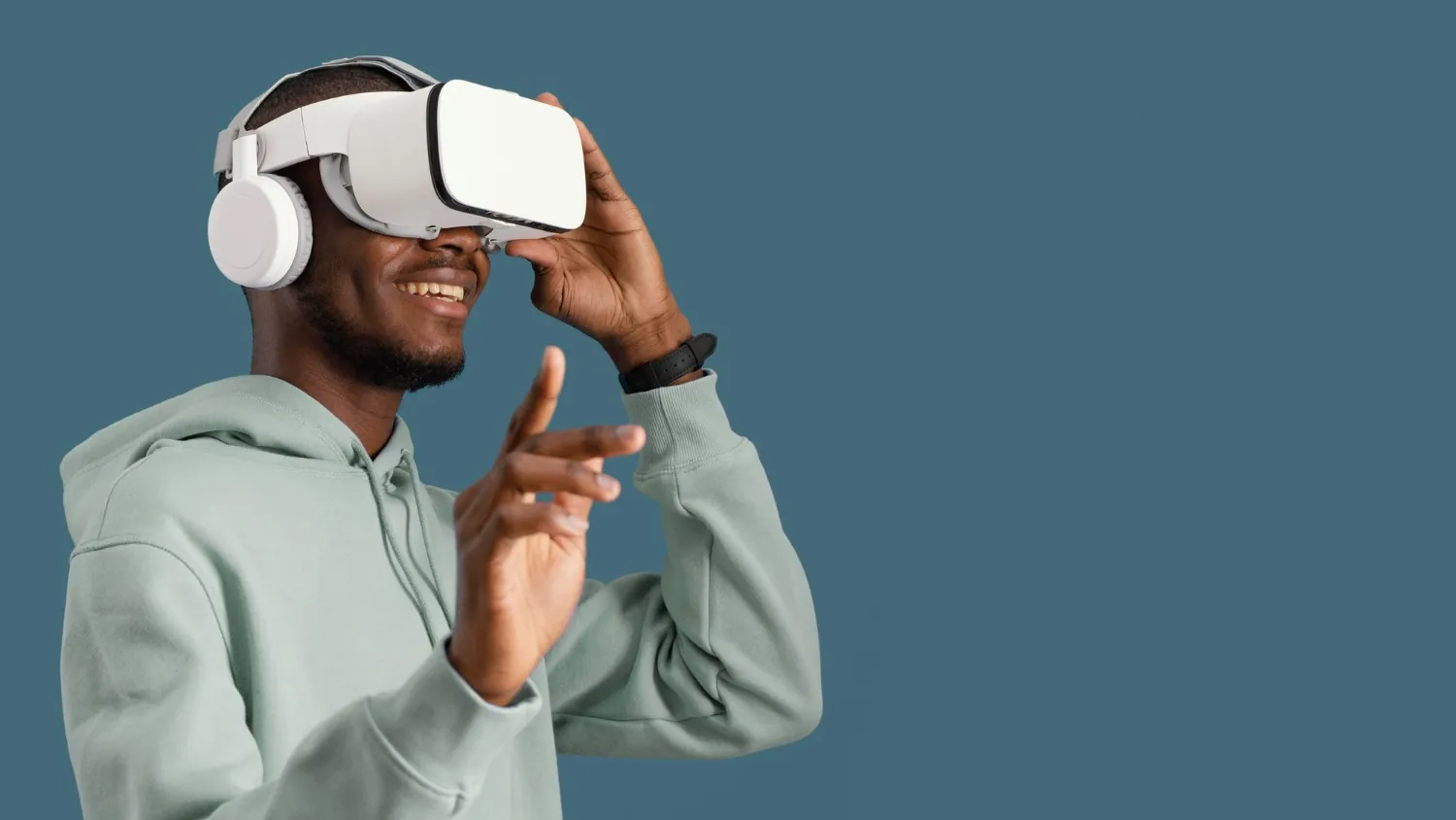 Jeune utilisant un casque de réalité virtuelle